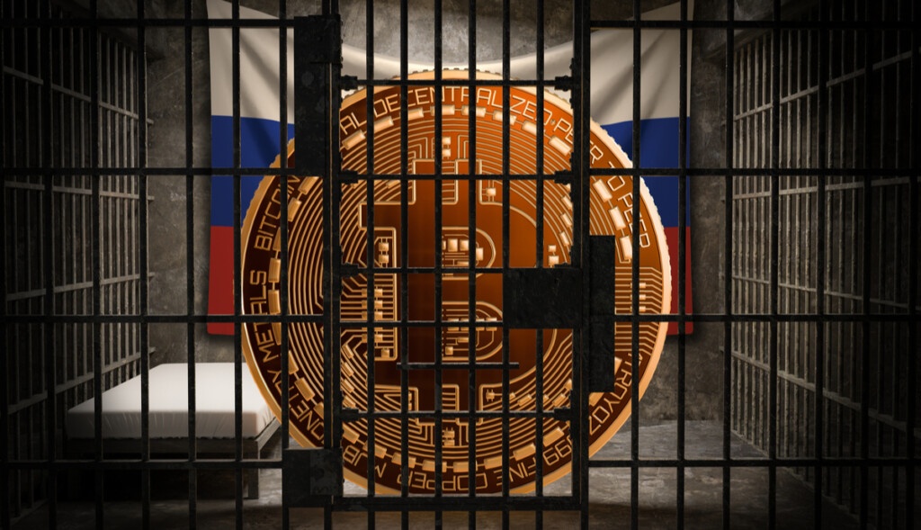 O banco central da Rússia propôs nesta quinta-feira (20 de janeiro) proibir o uso e a mineração de criptomoedas em território russo, citando ameaças à estabilidade financeira, ao bem-estar dos cidadãos e à soberania da política monetária. Segundo um relatório apresentado nessa quinta-feira em conferência online com a participação de Elizaveta Danilova, diretora do Departamento de Estabilidade Financeira do Banco da Rússia, a demanda especulativa determina principalmente o rápido crescimento das criptomoedas e que elas carregam características de uma pirâmide financeira, alertando que podem se formar bolhas no mercado que ameaçam a estabilidade financeira e os cidadãos além de sua utilização para lavagem de dinheiro e o financiamento de ações terroristas. A Rússia é o terceiro maior minerador de criptos do mundo, perdendo apenas para os Estados Unidos e o Cazaquistão, respondendo por 11,2% do hashrate global. “A melhor solução é proibir a mineração de criptomoedas na Rússia”, disse o banco também defendendo o banimento de bolsas, mercados de balcão e plataformas peer-to-peer de criptomoedas. Segundo o órgão, o volume anual de transações com moedas digitais no mercado russo chega a US$5 bilhões, o equivalente a R$ 27 bilhões pela cotação atual. Gastos em Energia e Ativos Digitais próprios Segundo o BC russo, a mineração de criptomoedas criou problemas no consumo de energia. O bitcoin e outras criptomoedas são “mineradas” por computadores poderosos que competem contra outros conectados a uma rede global para resolver complexos quebra-cabeças matemáticos. O processo consome eletricidade e muitas vezes é alimentado por combustíveis fósseis. “[A mineração] cria um gasto improdutivo de eletricidade, o que prejudica o fornecimento de energia de edifícios residenciais, infraestrutura social e objetos industriais, bem como a agenda ambiental da Federação Russa”, aponta o relatório, afirmando que a “solução ideal” seria proibir a mineração de criptomoedas no país. Já o apelo de investimentos em criptoativos pode ser substituído por ativos digitais que serão emitidos na Rússia sob a lei sobre ativos digitais, em vigor desde o verão de 2020, disse o Banco da Rússia. O país divulgou recentemente que registra mais de US$ 5 bilhões em transações de criptomoedas por ano, mas não esclareceu como o número é calculado.