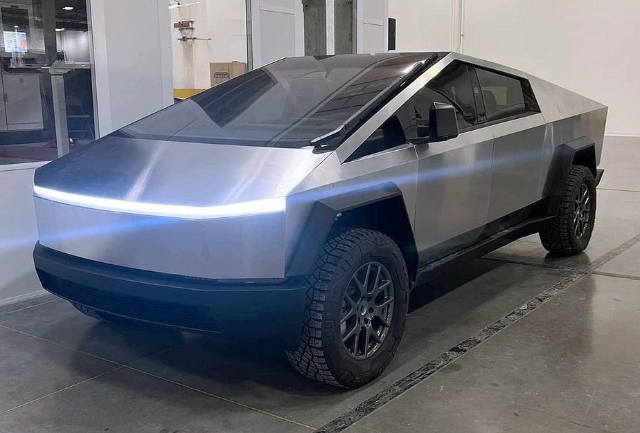 Novo Tesla Cybertruck tem vídeo liberado mostrando todo o design do carro inteligente e causa reações controvérsias