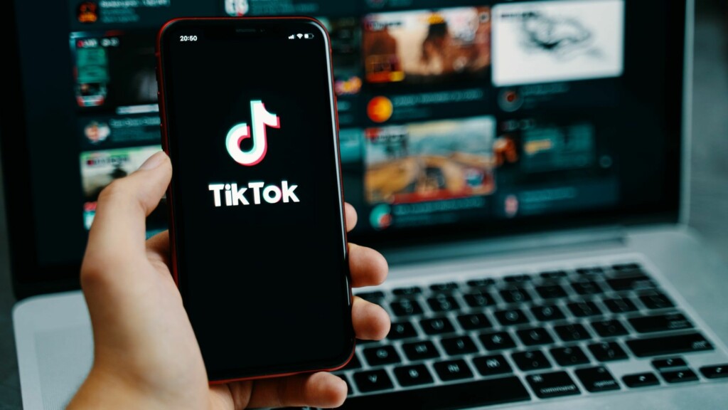 TikTok sendo aberto no smartphone