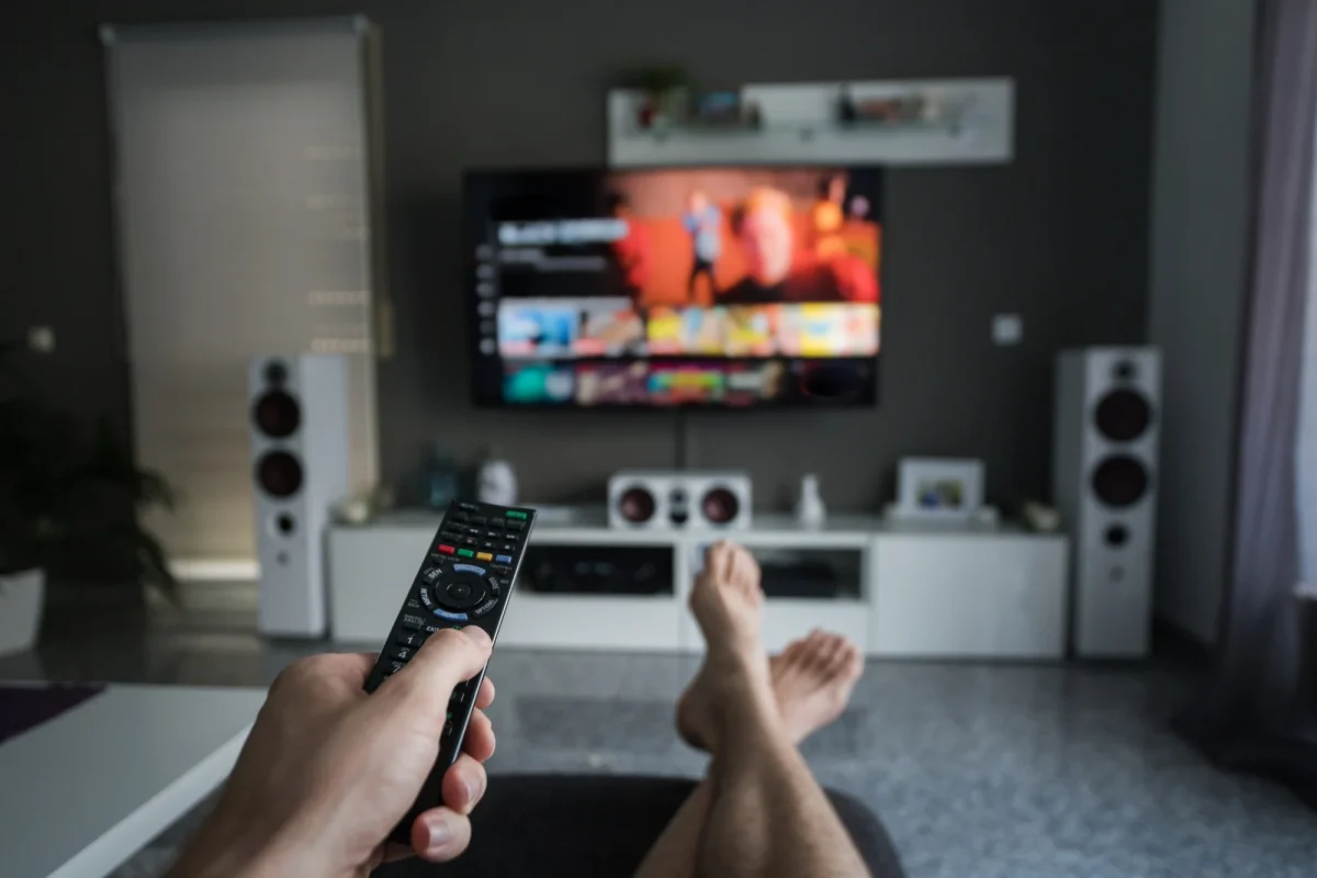 Duas pessoas assistindo televisão na sala de estar