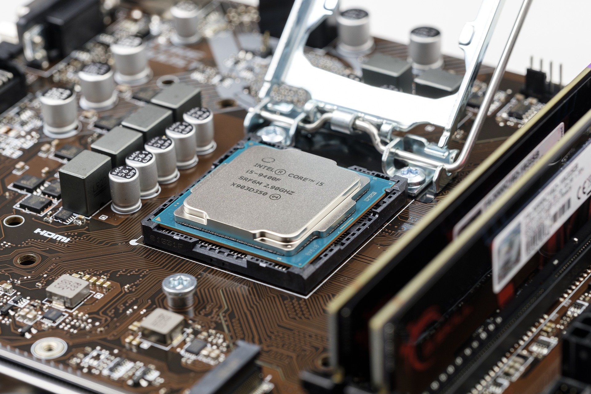 AMD e Intel suspendem fornecimento de processadores à Rússia