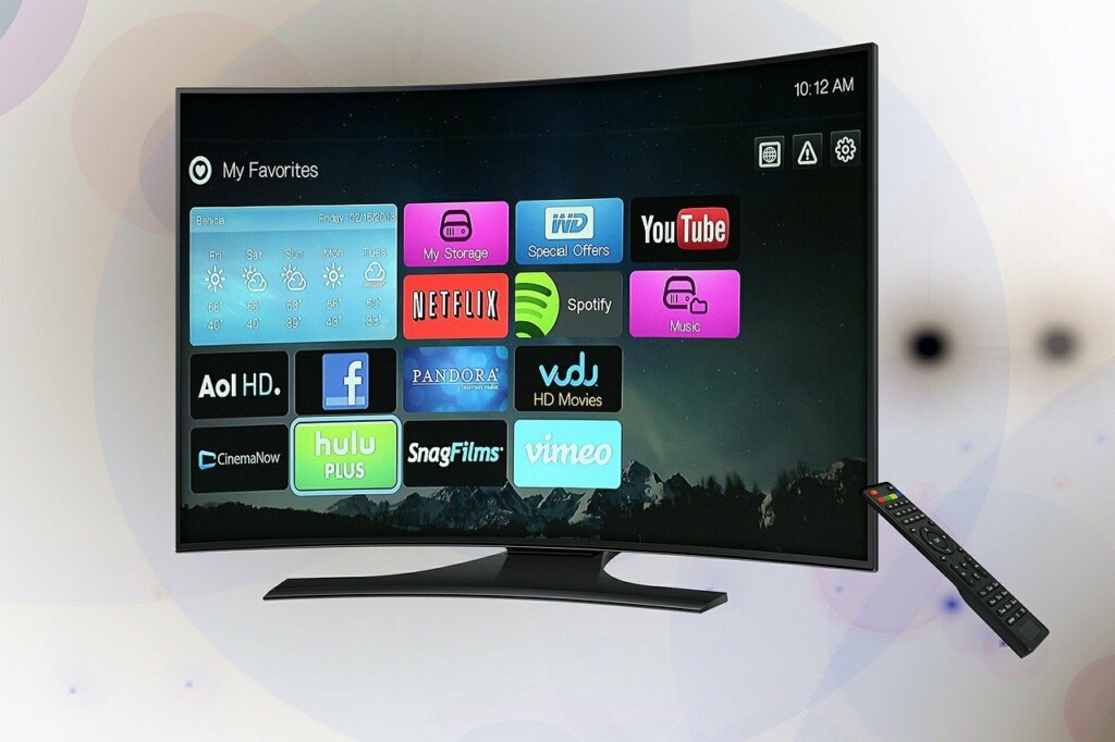 televisor smart TV com aplicativos à mostra na tela