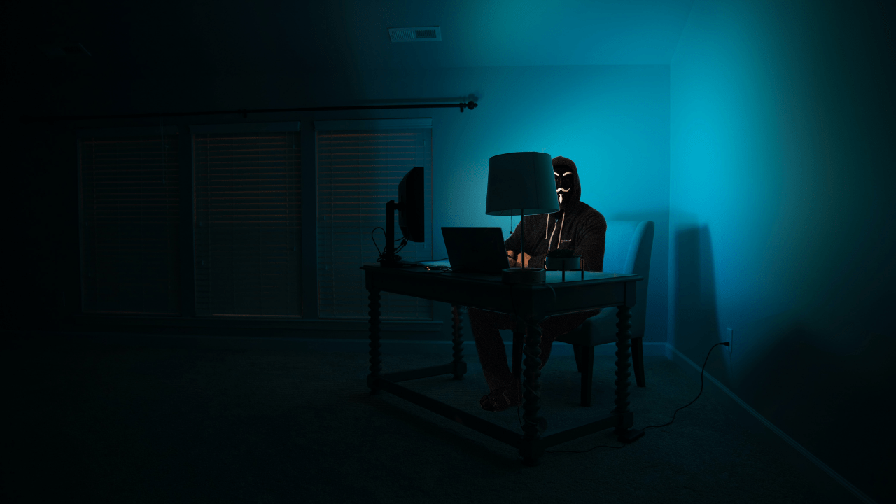 Hacker agindo em local escuro (Imagem: Clint Patterson/Unsplash)