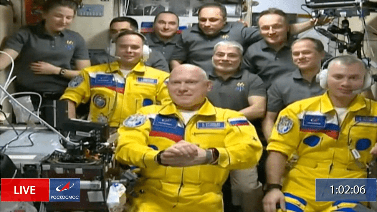 Cosmonautas russos na estação espacial usando uniformes que lembram as cores da Ucrânia (Imagem: Roscosmos via New York Post/Divulgação)