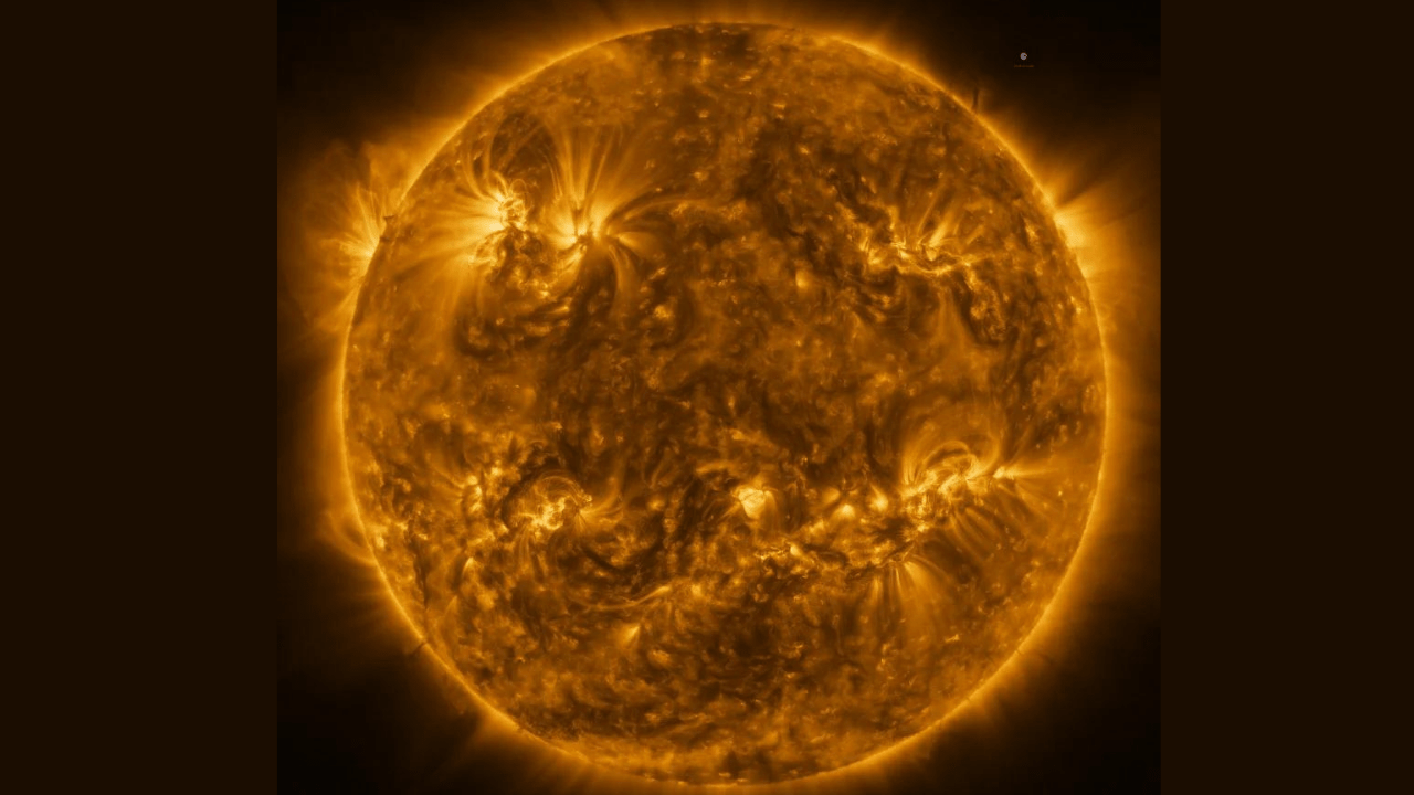 Foto do sol tirada na metade da distância entre a estrela e a Terra (Imagem: ESA/NASA/Solar Orbiter/EUI / Divulgação)