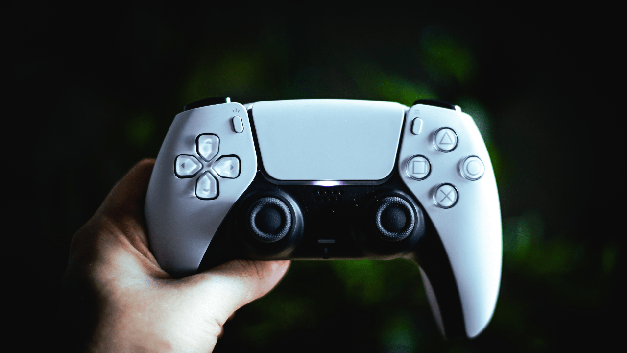 Mão segurando joystik do PlayStation 5, DualSense