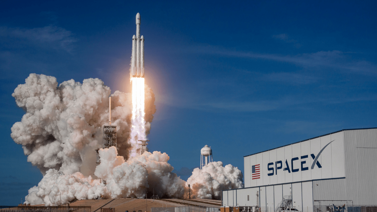 Foguete SpaceX sendo lançado da base (Imagem: SpaceX/Unsplash)