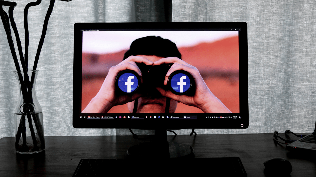 Binóculos observando logo do Facebook (Imagem: Glen Carrie/Unsplash)