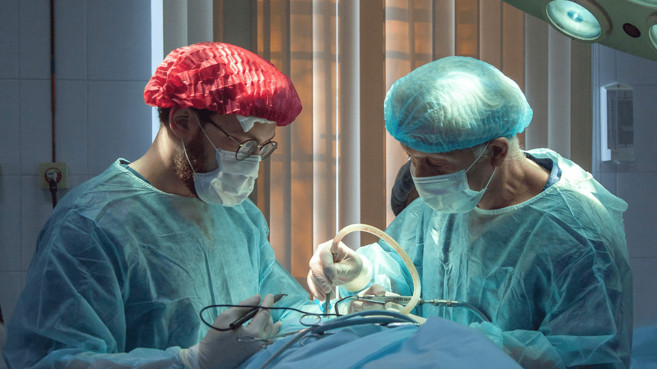 Dois médicos fazendo cirurgia delicada (Imagem: Olga Guryanova/Unsplash)