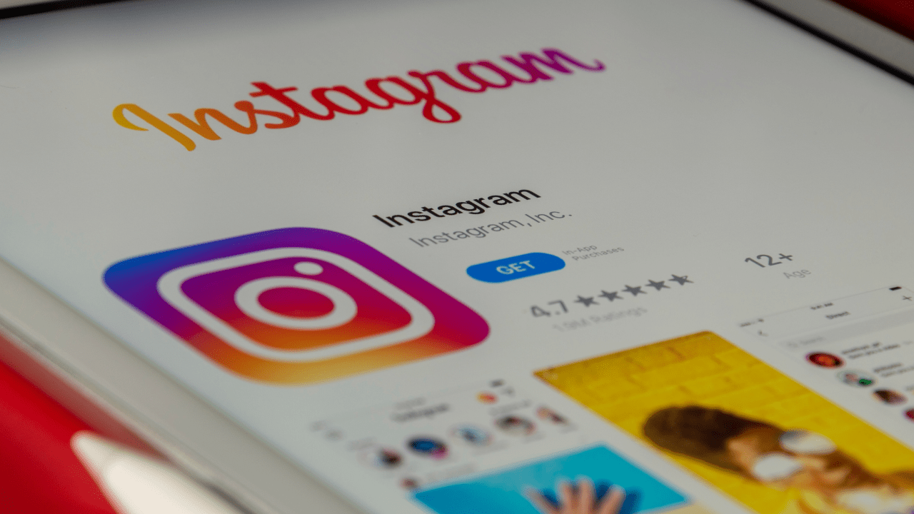 Instagram sendo usado em smartphone (Imagem: Souvik Banerjee/Unsplash)