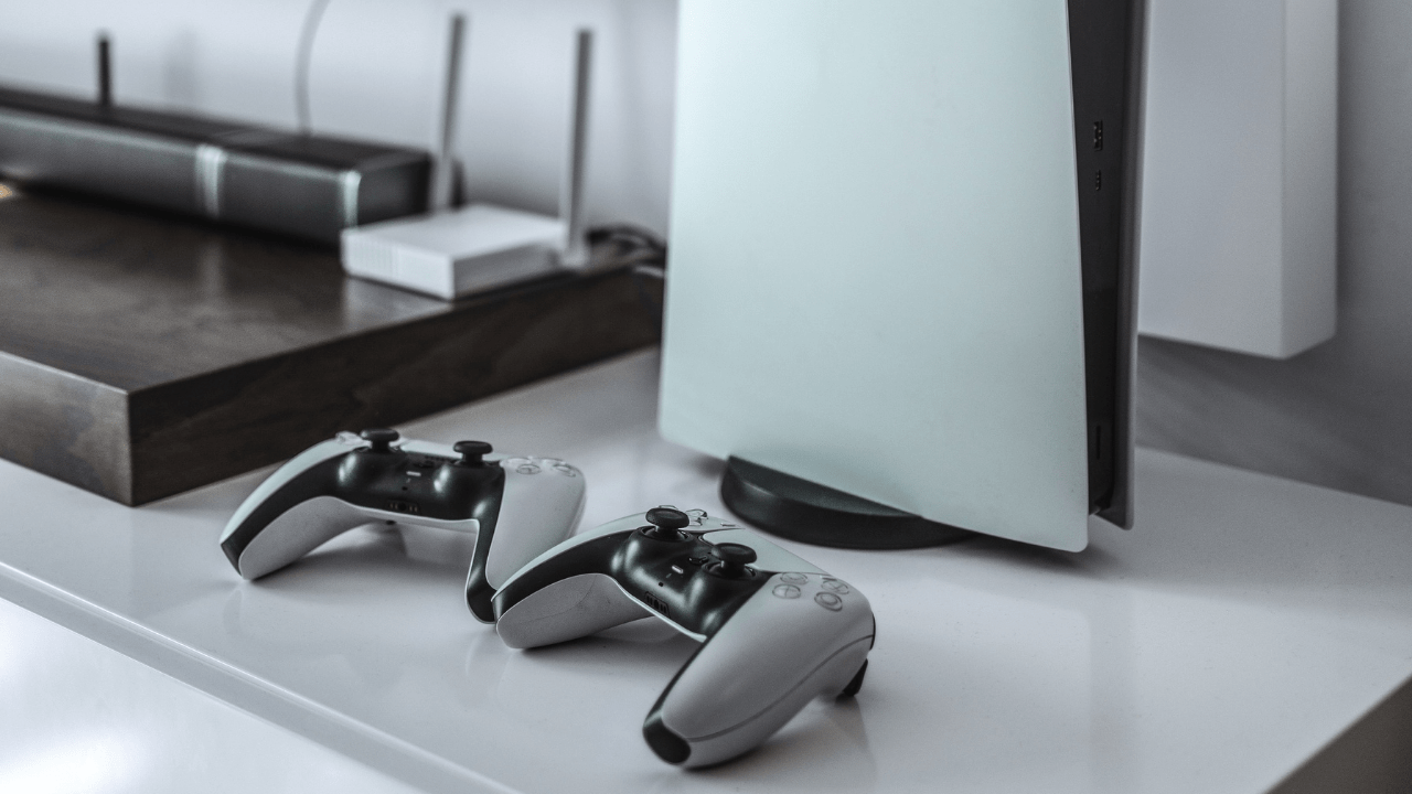 Plano fechado em controles e console PS5 (Imagem: Ben Iwara/Unsplash)