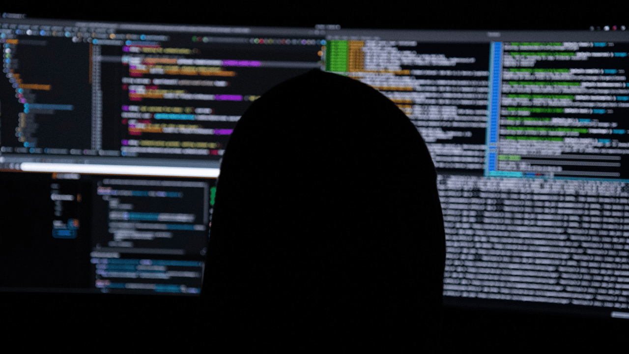 Hacker observando sistema de computadores (Imagem: Kevin Horvat/Unsplash)