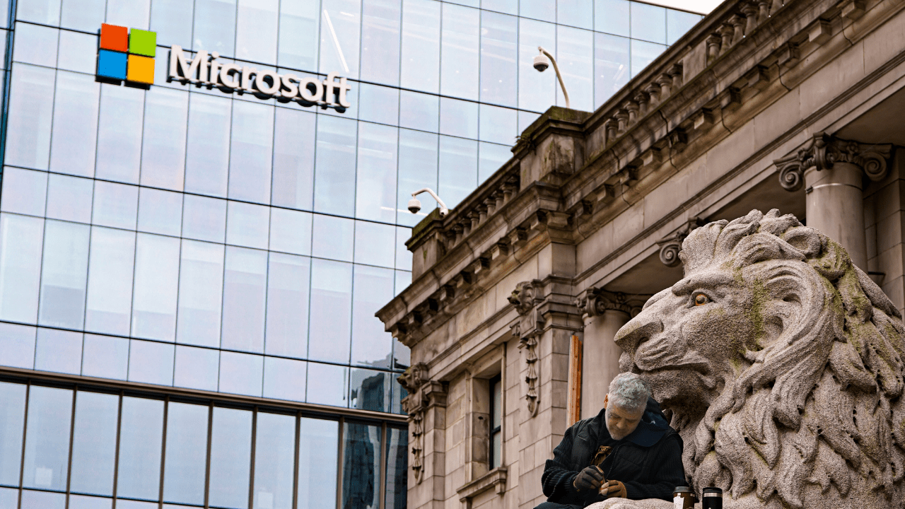 Fachada de prédio da Microsoft (Imagem: Mohammad Rezaie/Unsplash) 