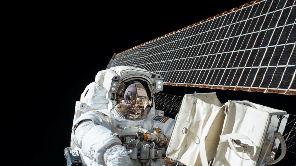 Astronauta americano fazendo reparos em satélite (Imagem: NASA/Unsplash)
