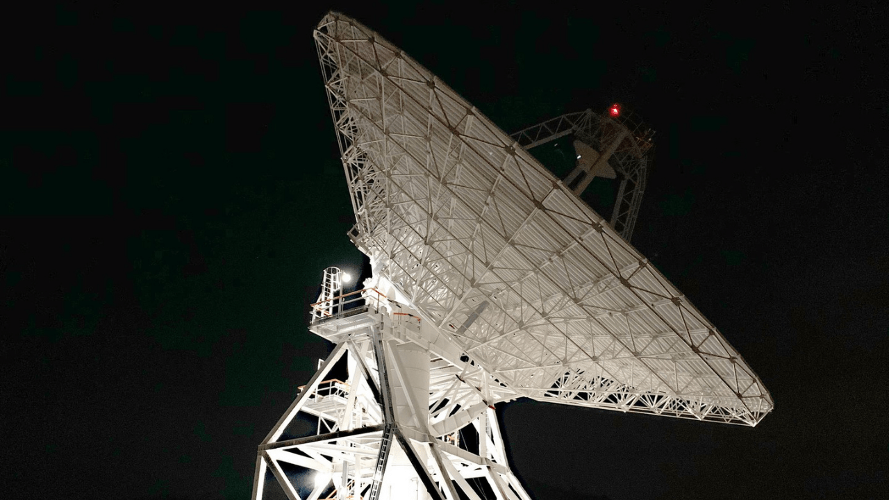 Antena de 34 metros DSS-53 em foto tirada a noite (Imagem: NASA/Divulgação)