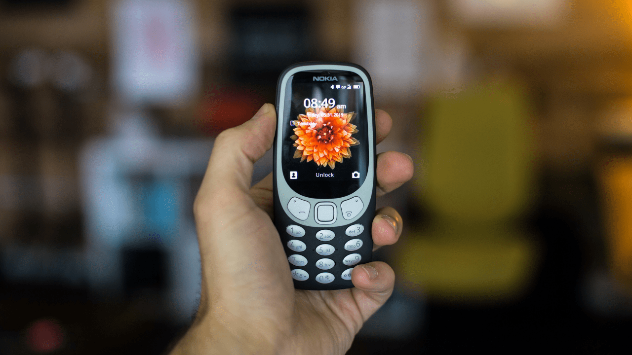 Celular Nokia baseado nos modelos dos anos 90 (Imagem: Isaac Smith/Unsplash)