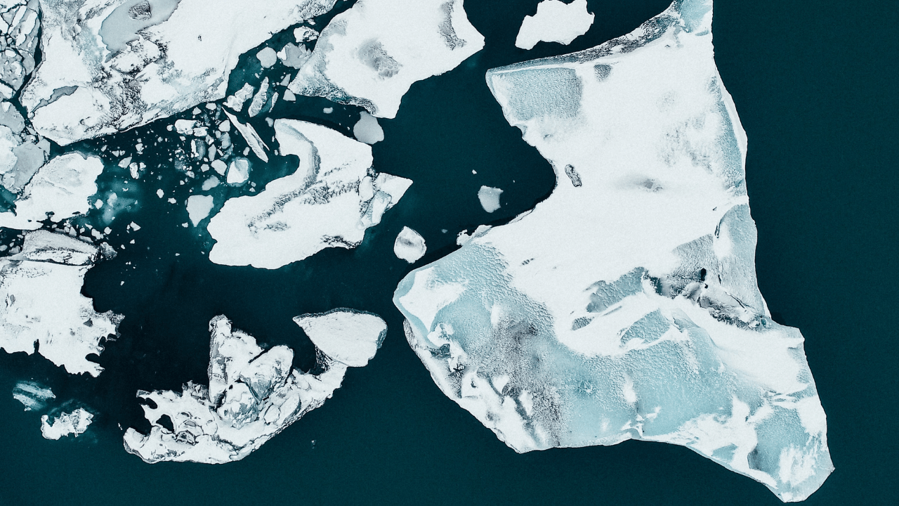 Imagem aérea de icebergs (Imagem: Shawnanggg/Unsplash)