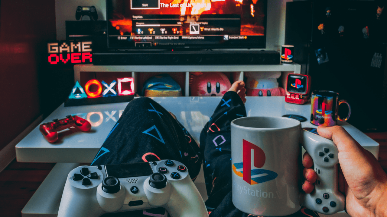 Diversos produtos com a marca PlayStation (Imagem: Branden Skeli/Unsplash)