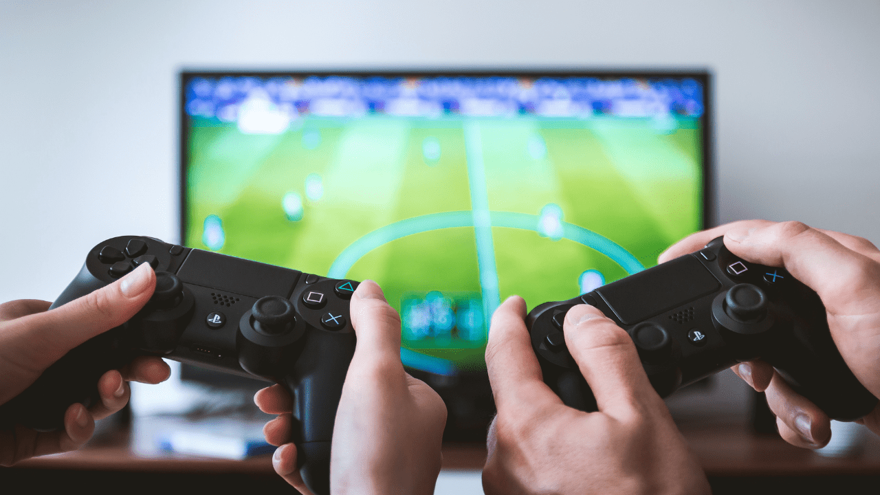 Duas pessoas jogando PlayStation (Imagem: Jeshoots.com/Unsplash)