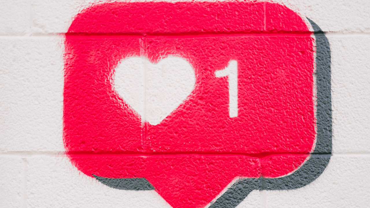 Símbolo de like grafitado em muro (Imagem: Karsten Winegeart/Unsplash)