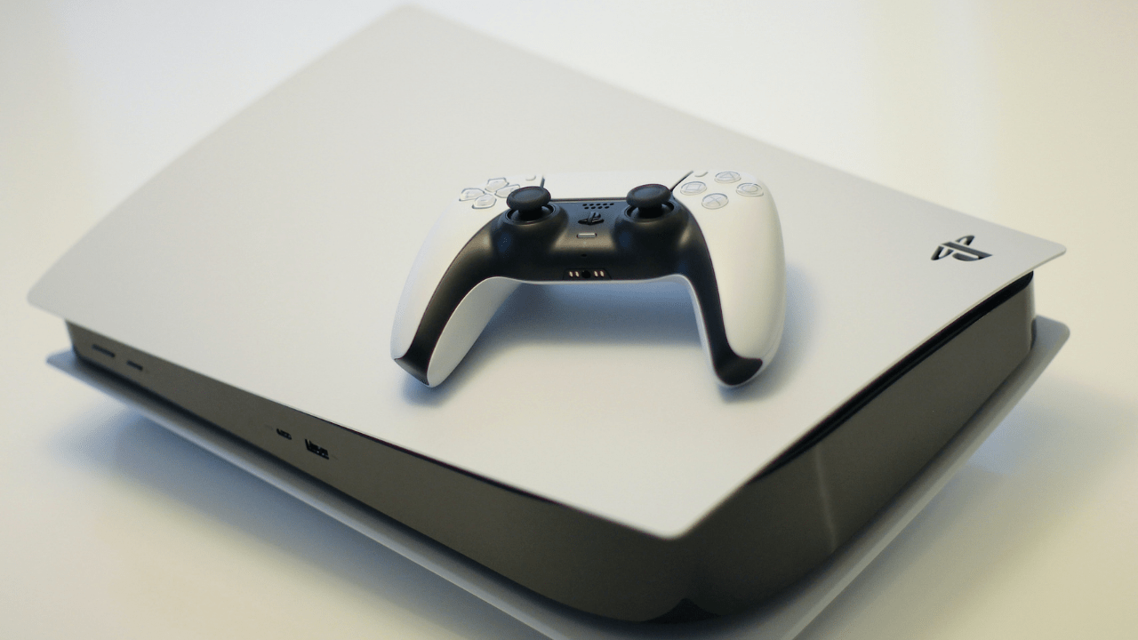 Console PS5 com joystick (Imagem: Kerde Severin/Unsplash)