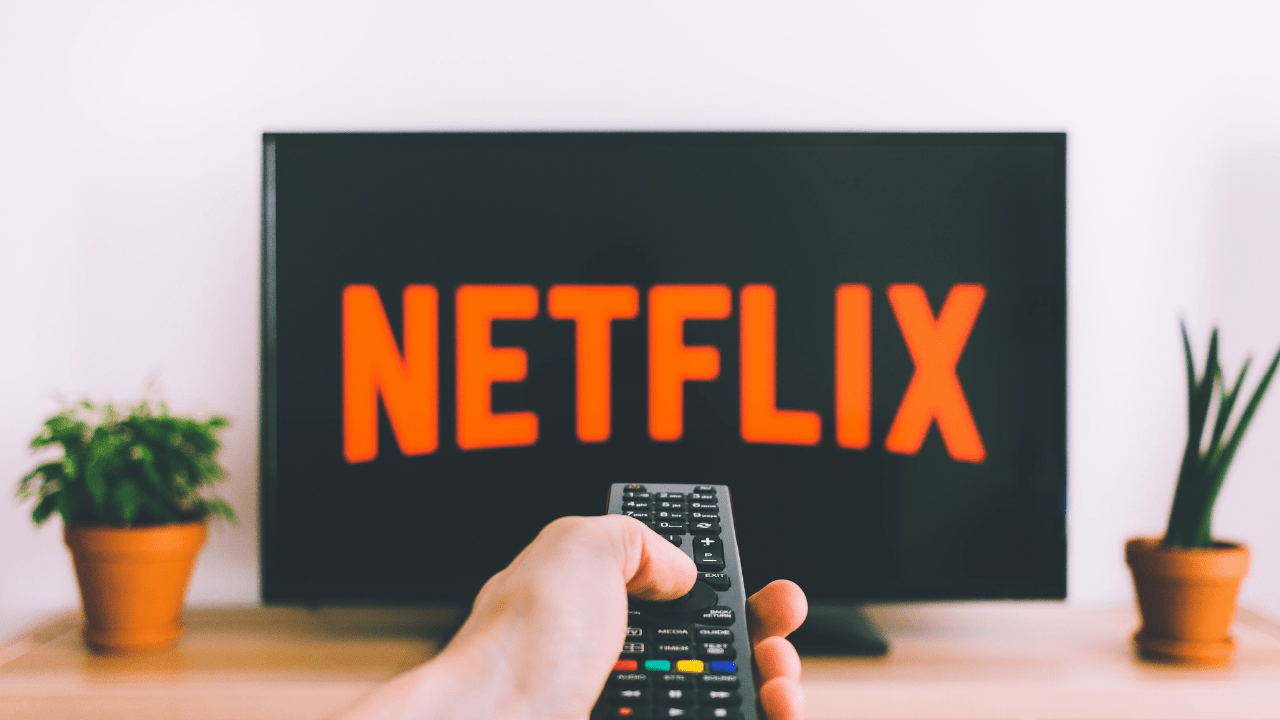 Pessoa ligando a Netflix na TV (Imagem: Freestocks/Unsplash)