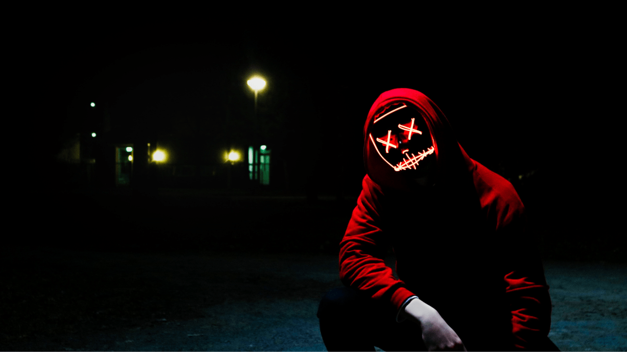 Hacker mascarado agachado em meio a escuridão (Imagem: Sebastiaan Stam/Unsplash)
