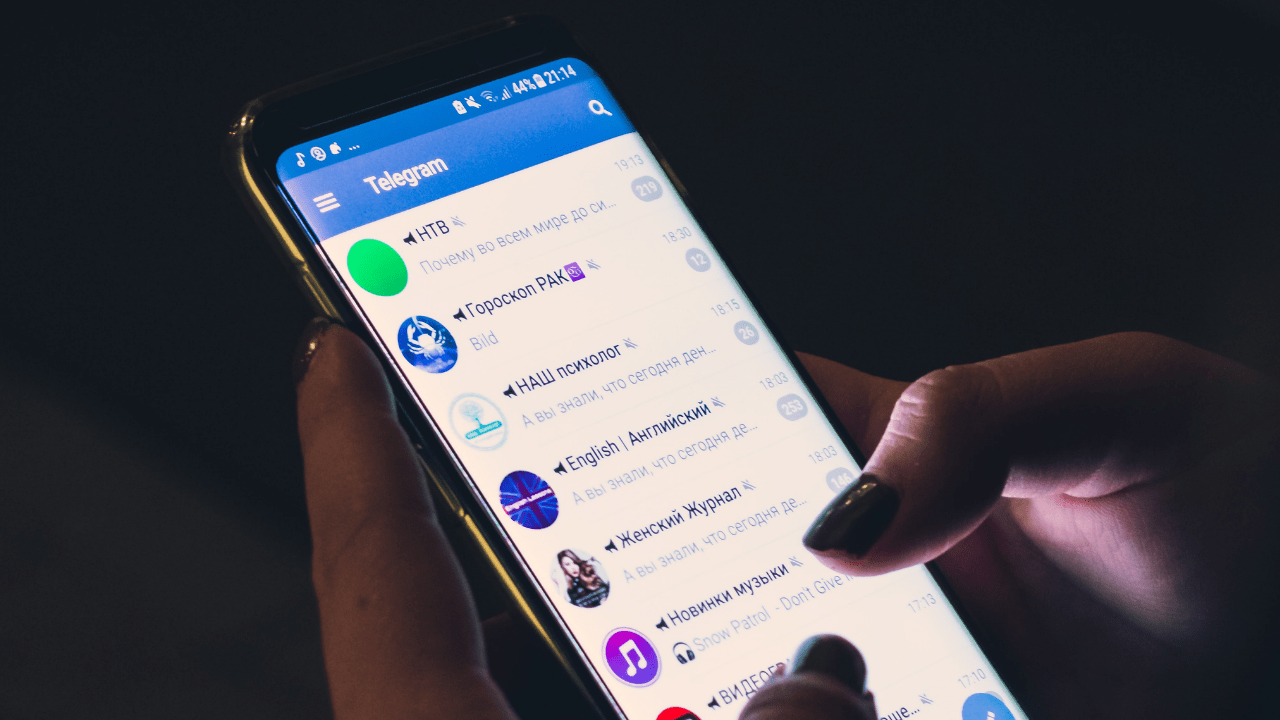 Usuário utilizando o Telegram no smartphone (Imagem: Christian Wiediger/Unsplash)