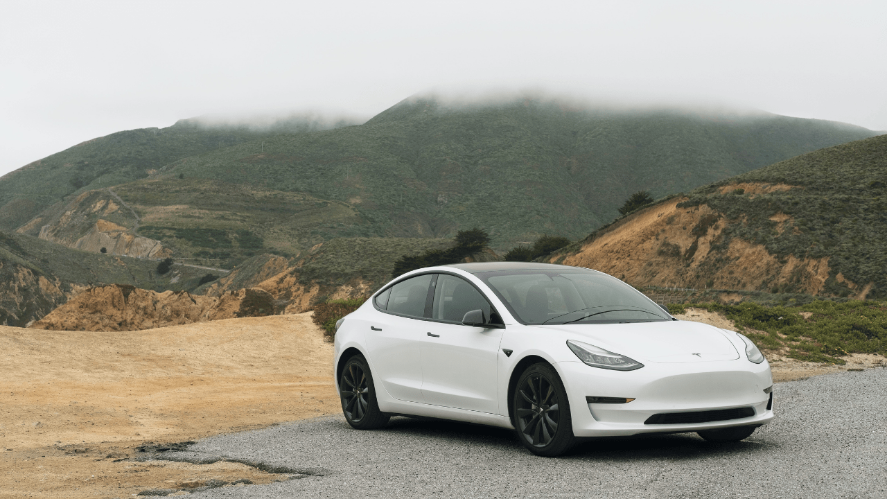 Modelo de carro Tesla em ambiente externo (Imagem: Charlie Deets/Unsplash) 