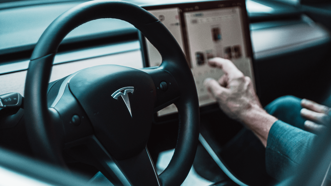 Tesla promete táxi automatizado com visual futurista