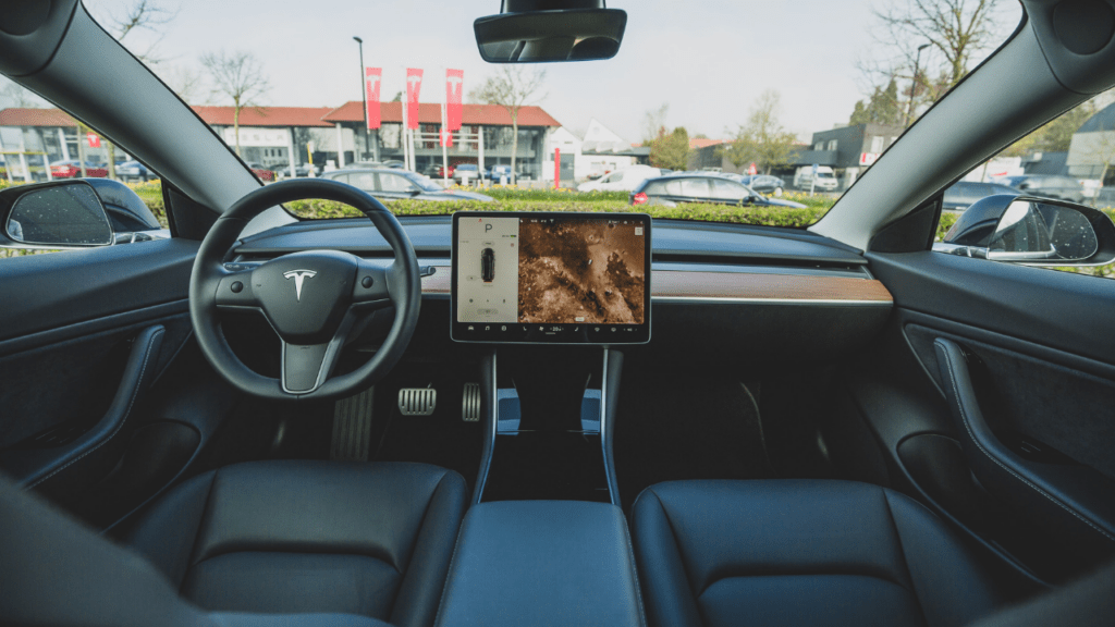 Interior de um veículo Tesla (Imagem: Bram Van Oost/Unsplash)