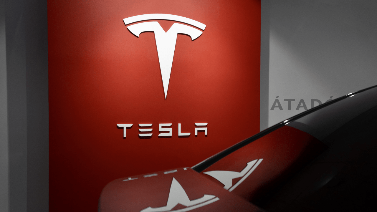 Salão com a marca Tesla (Imagem: Milan Csizmadia/Unsplash)