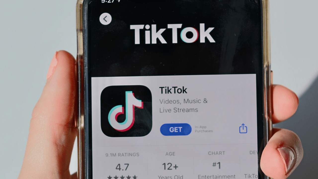 Baixando TikTok no smartphone (Imagem: May Gauthier/Unsplash)