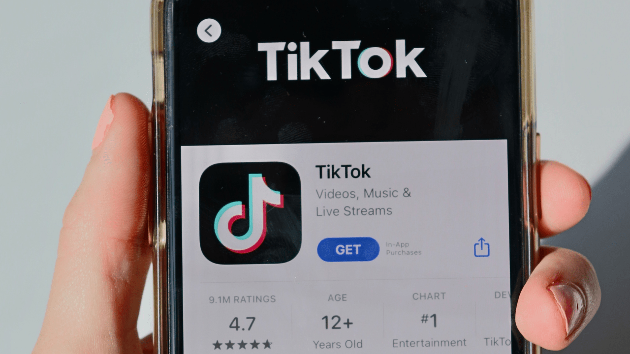 Baixando o TikTok em smartphone Android (Imagem: May Gauthier/Unsplash)