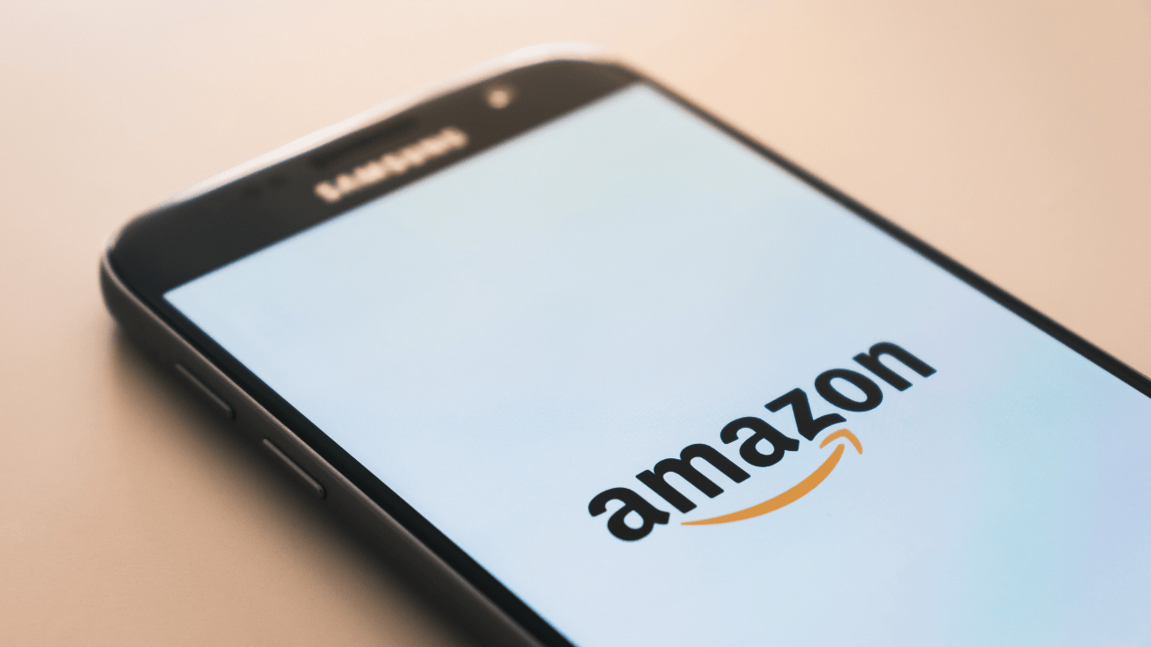 Amazon sendo acessada por smartphone (Imagem: Christian Wiediger/Unsplash)