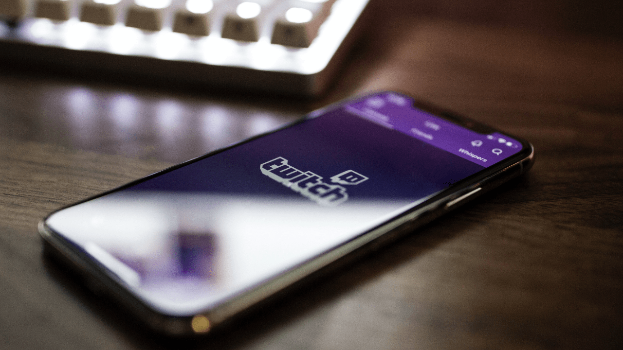 smartphone conectado ao Twitch (Imagem: Caspar Camille Rubin/Unsplash) 