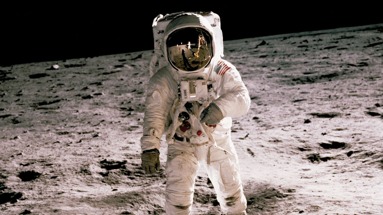 Astronauta com traje andando na Lua (Imagem: History In Hd/Unsplash)