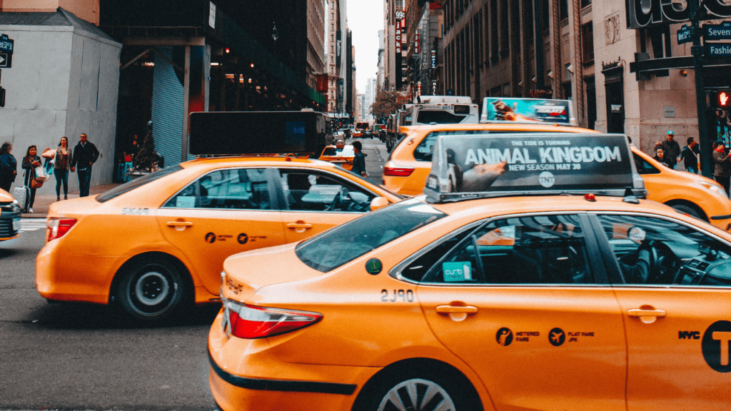 Taxis amarelos de Nova Iorque circulando (Imagem: Matthew Hamilton/Unsplash)