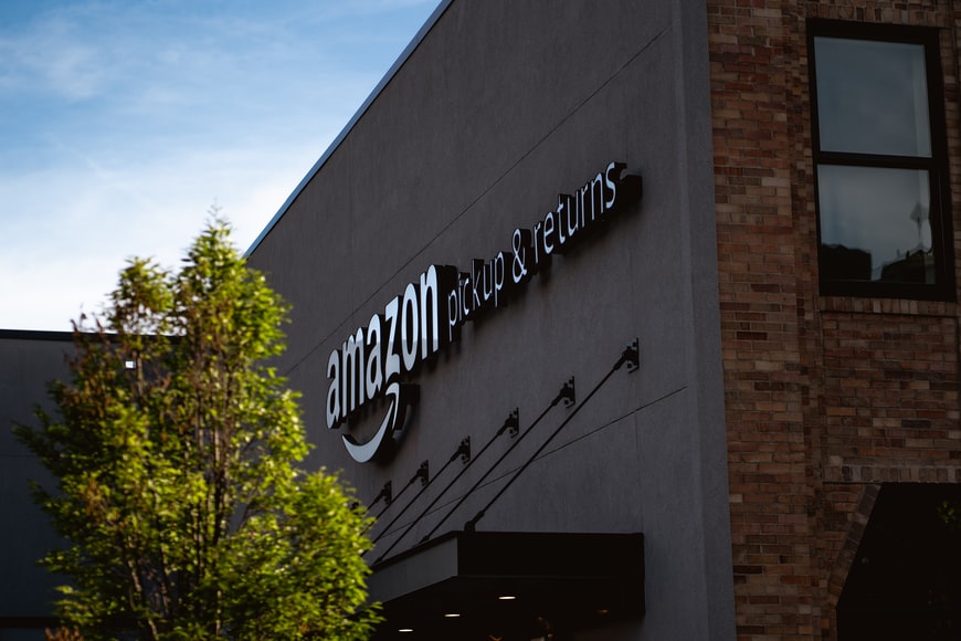 Amazon fecha 68 livrarias e aposta em supermercados high tech