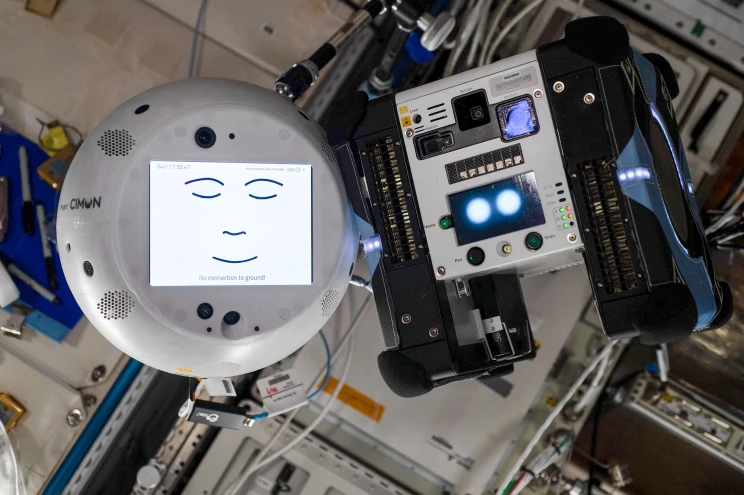 NASA compartilha imagem de robôs flutuantes sorridentes