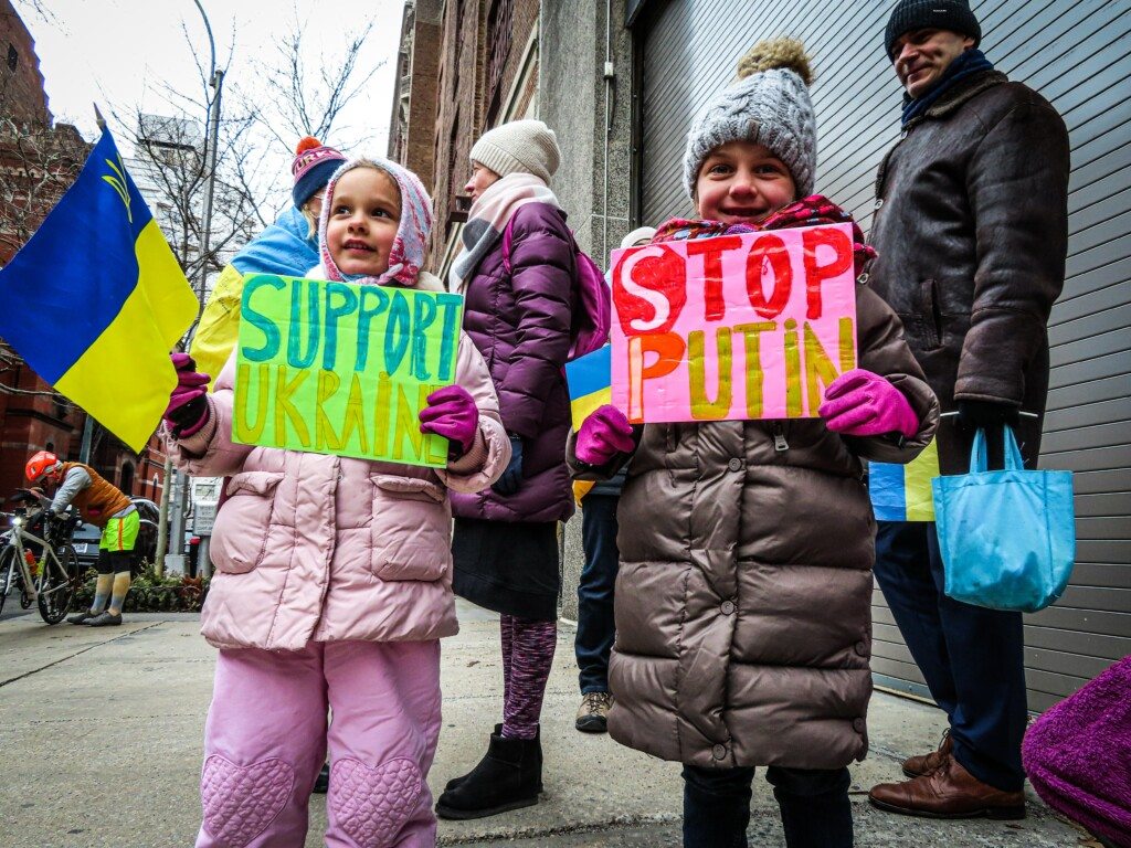 Crianças pedindo para protegerem Ucrânia e pararem Putin