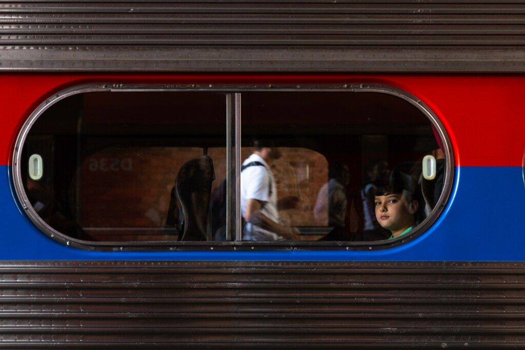 rianças e adolescentes no metrô