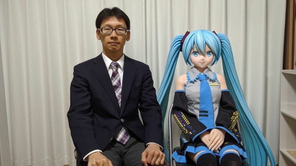 Akihiko Kondo e sua esposa Hatsune Miku 