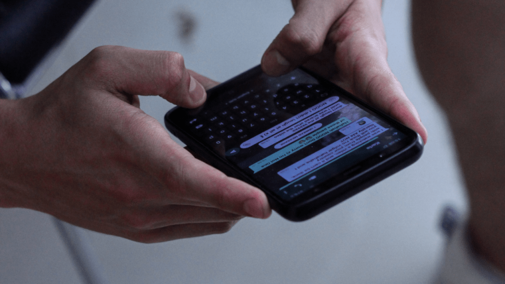 Pessoa usando WhatsApp no smartphone (Imagem: Asterfolio/Unsplash)