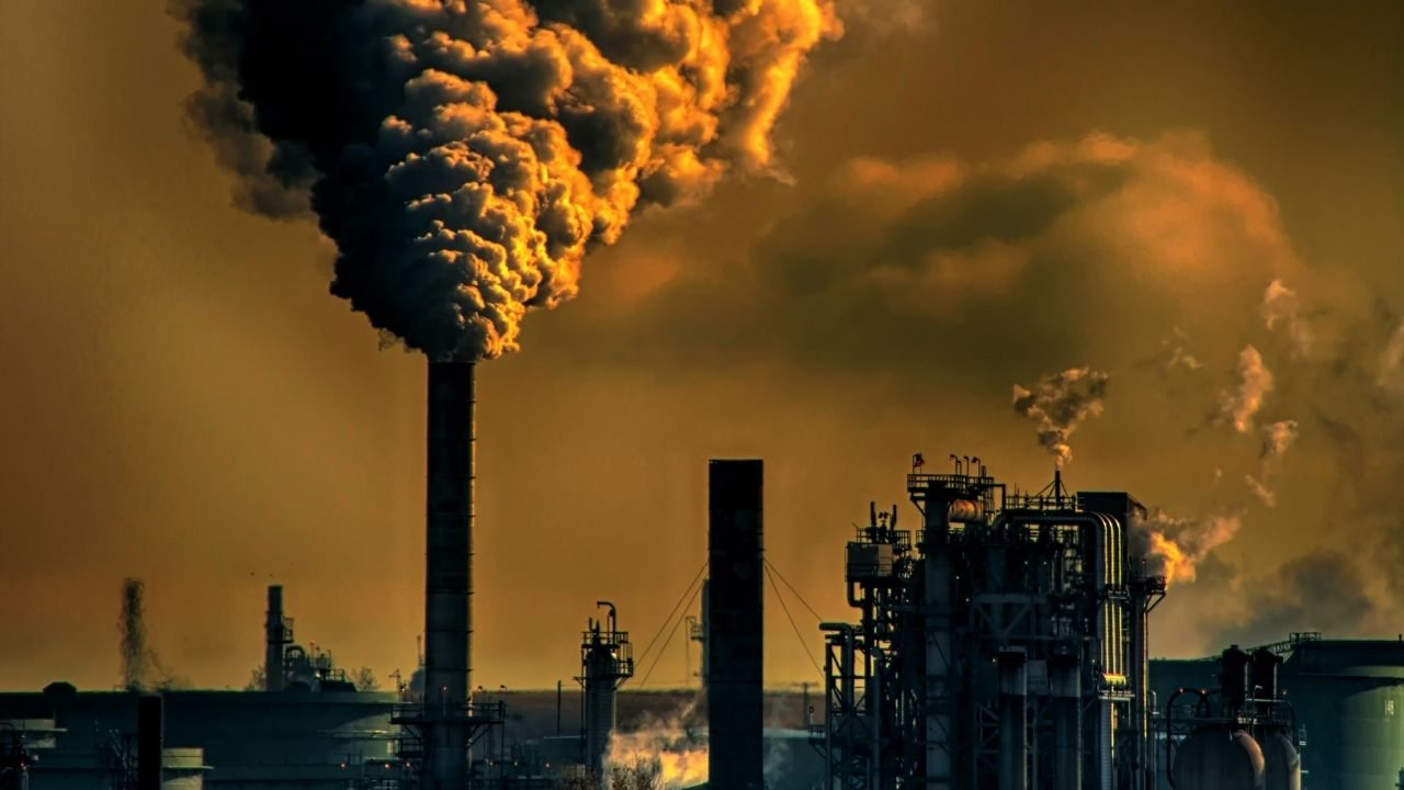 Chaminés de fábricas poluindo ambiente (Imagem: Chris Leboutillier/Unsplash)
