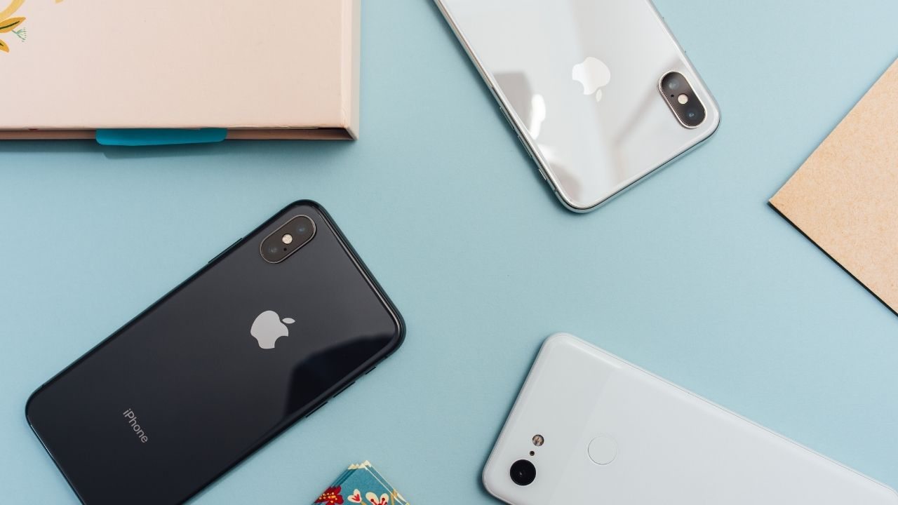 Dois iPhones sobre a mesa (Imagem: Arnel Hasanovic/Unsplash)