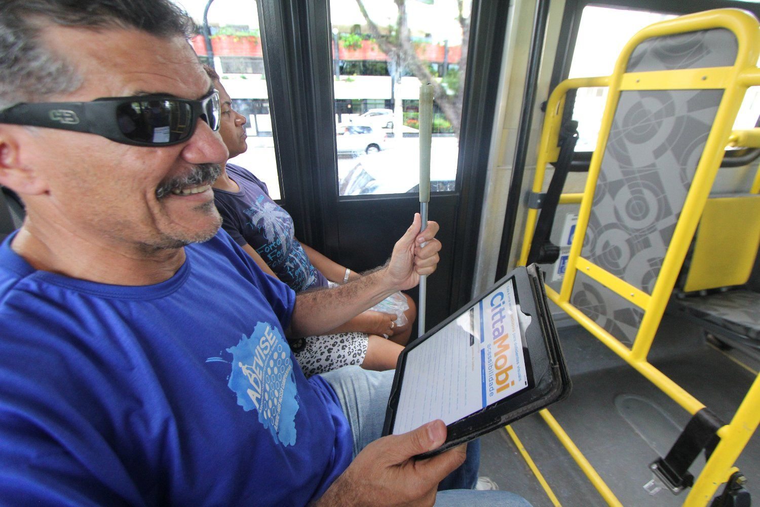 Plataforma de transporte coletivo facilita acesso de deficientes visuais