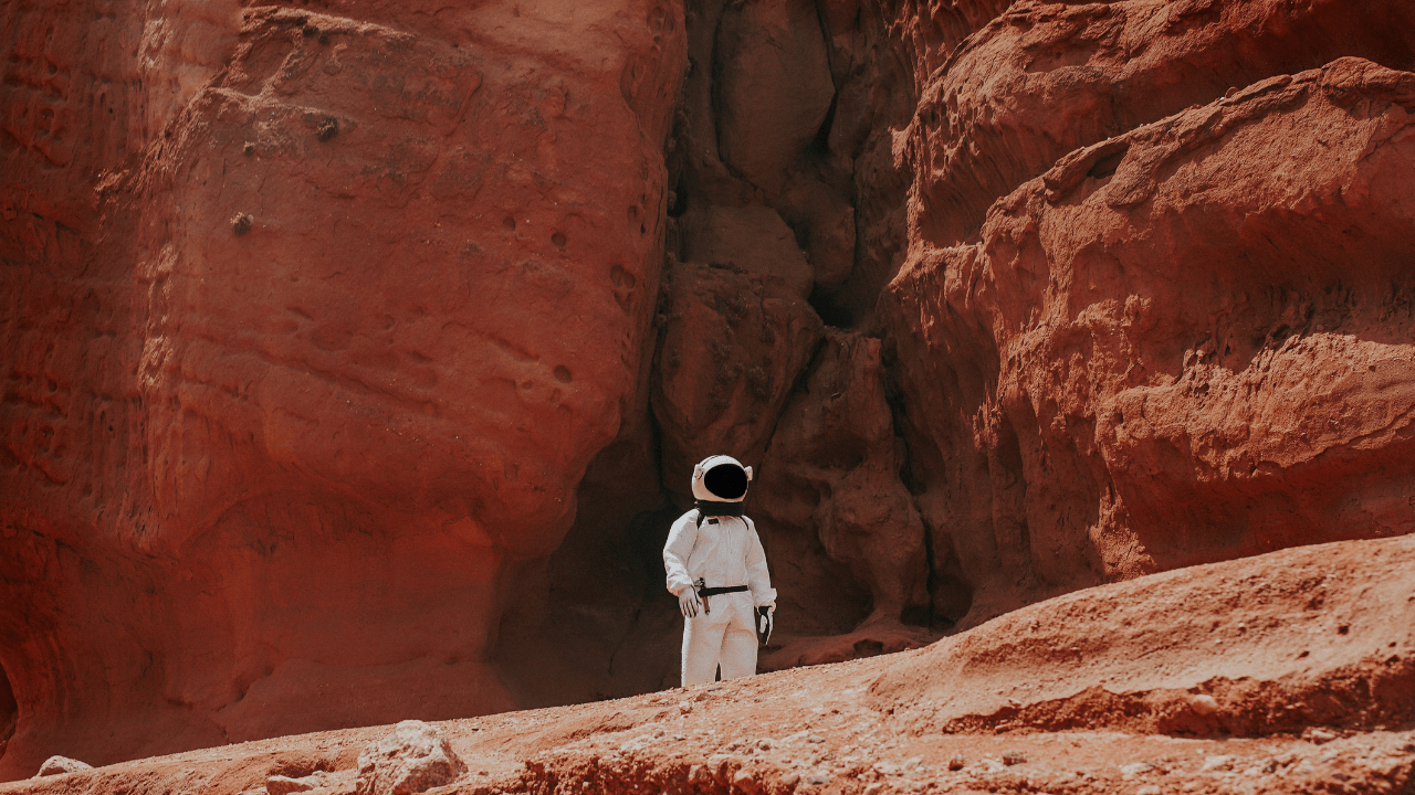 Astronauta andando em região parecida com Marte (Imagem: Nicolas Lobos/Unsplash)