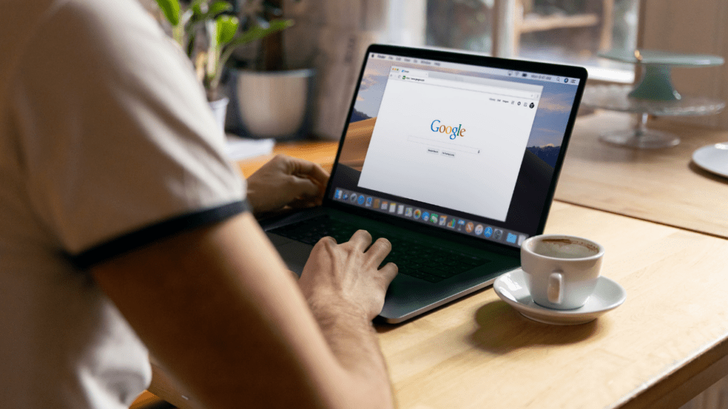 Acessando o google via notebook (Imagem: Firmbee.com/Unsplash)