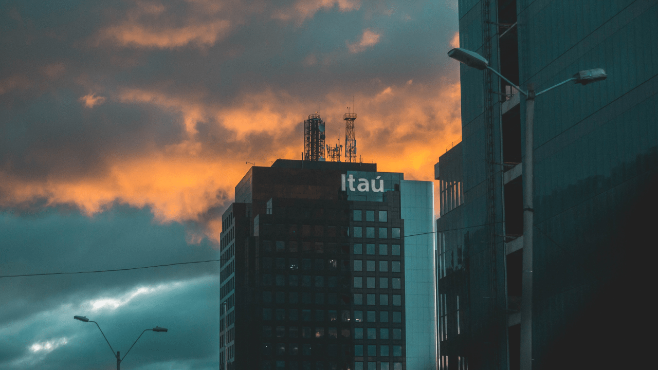 Fachada de prédio do Itaú Unibanco (Imagem: Jose Gil/Unsplash)